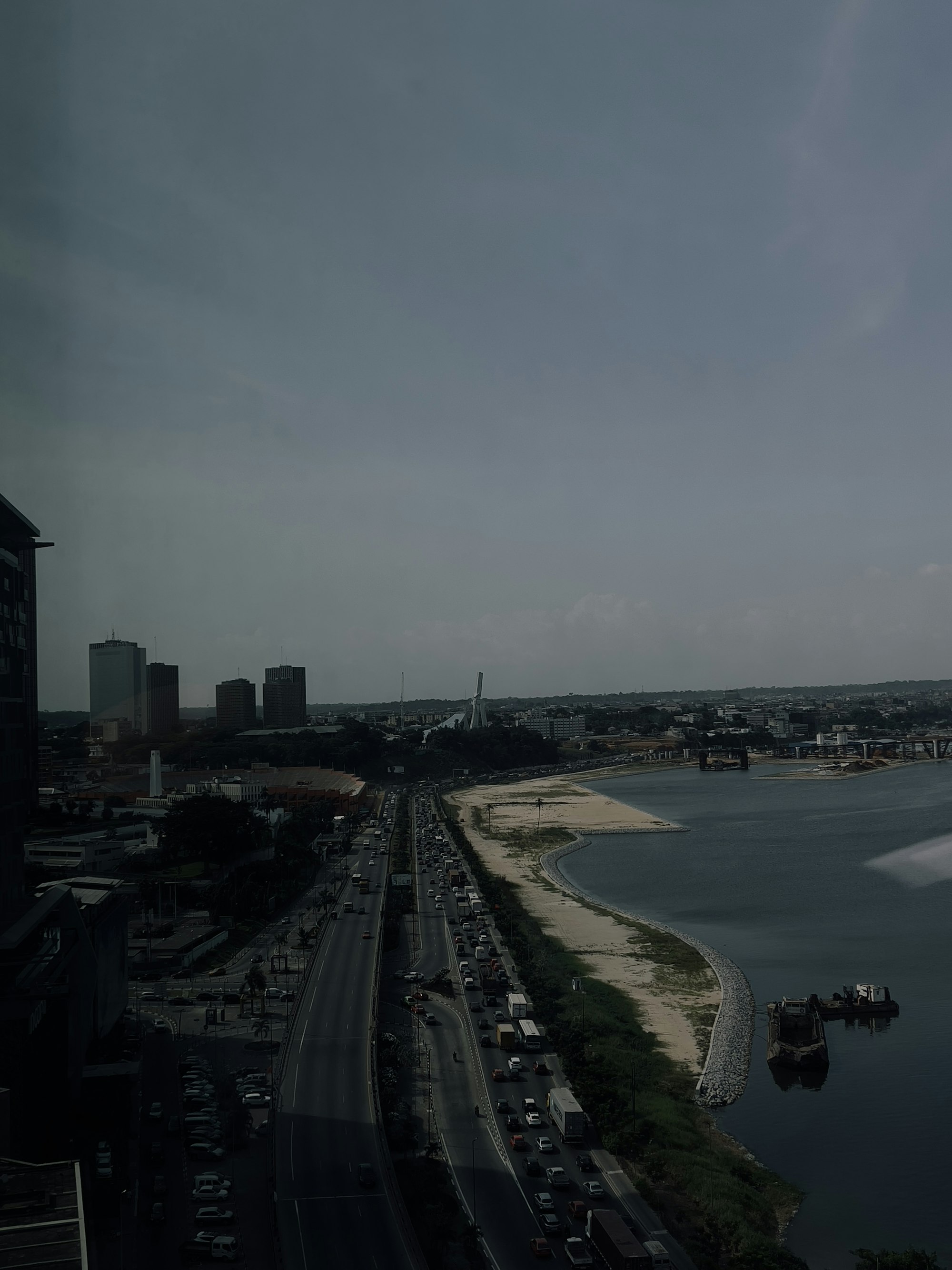 Vue de la lagune Ébrié et du quartier du Plateau à Abidjan