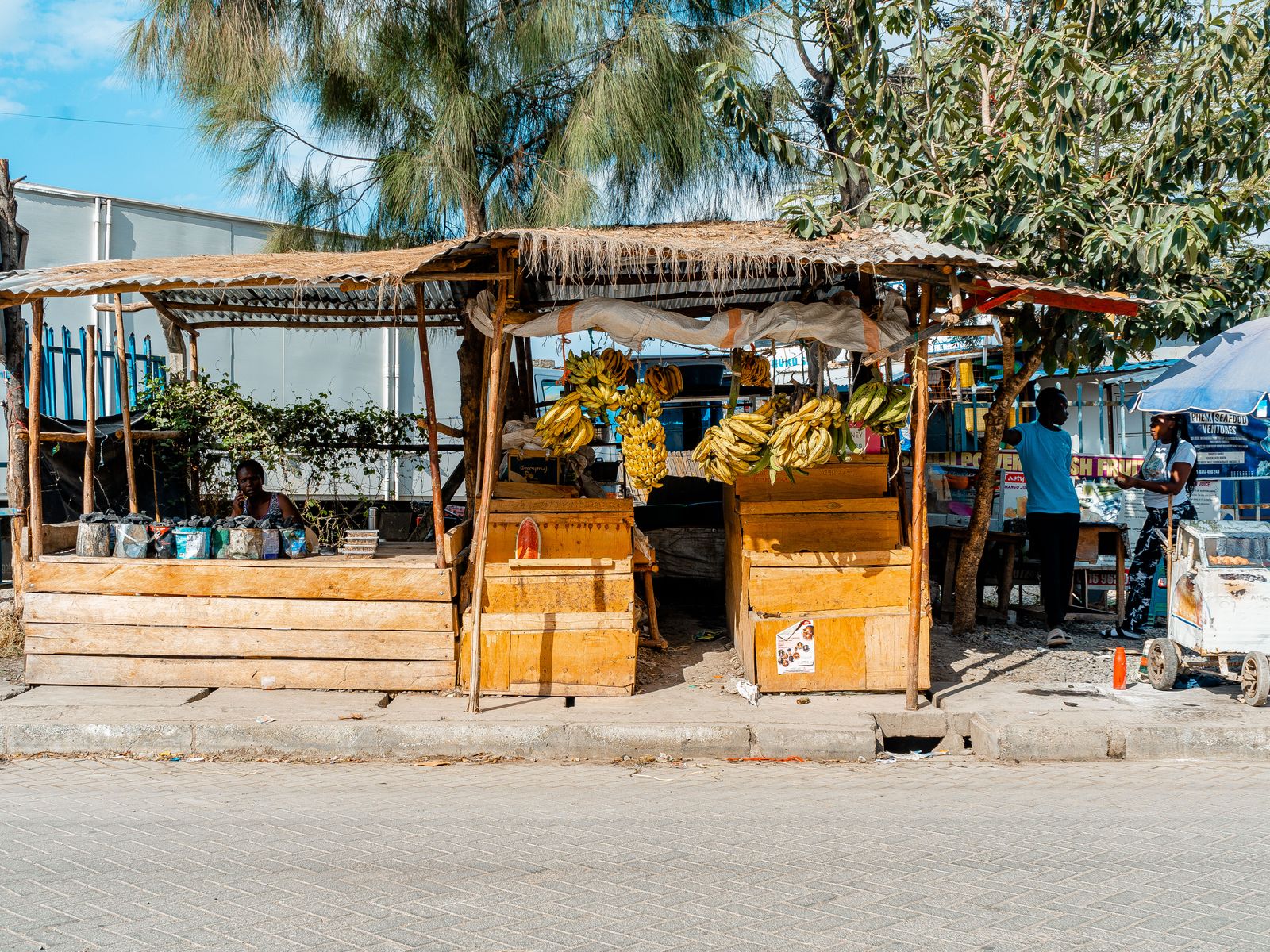 Vendeur de rue dans un marché animé de Nairobi, au Kenya