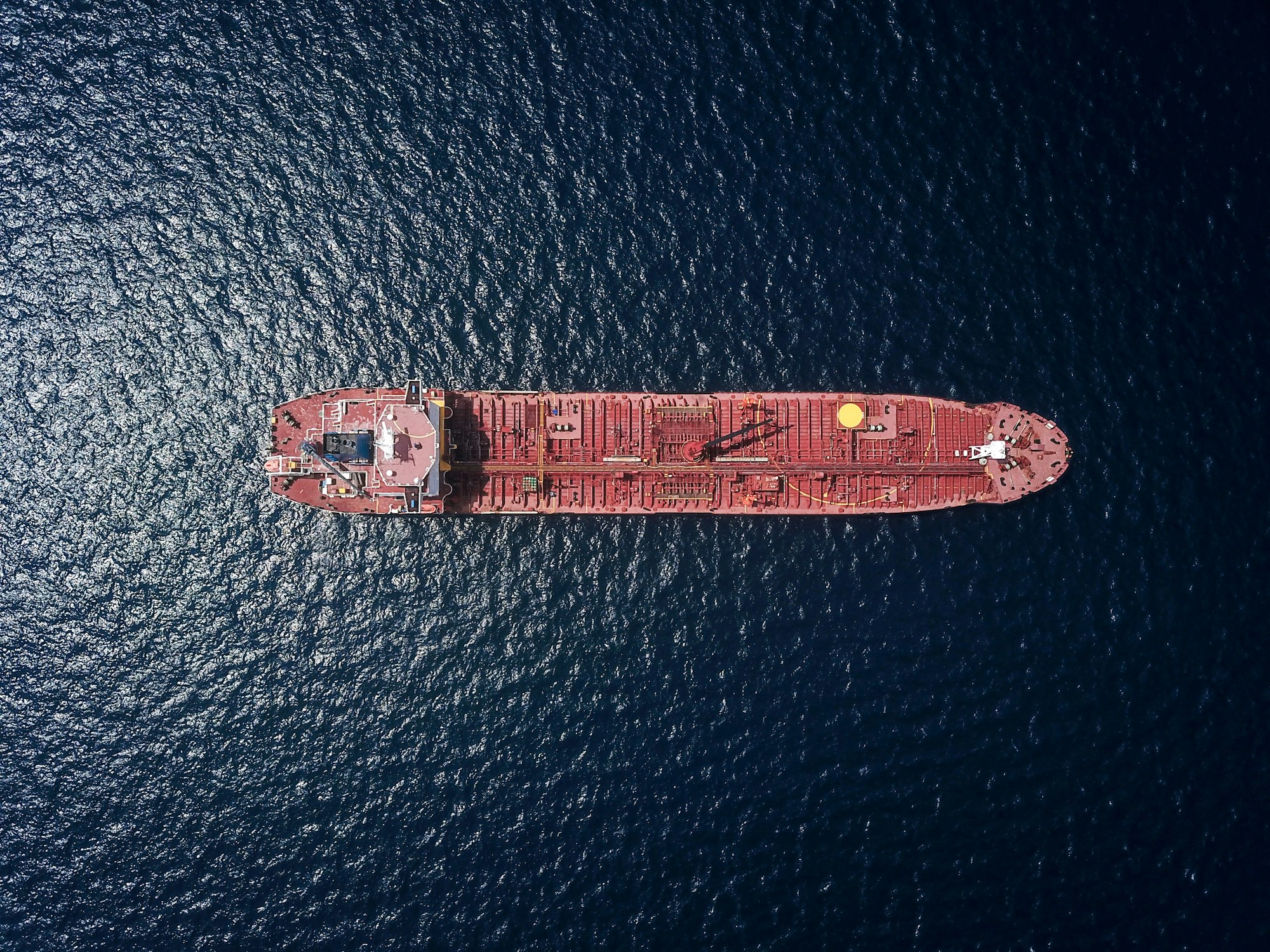 Vue aérienne d'un pétrolier en mer